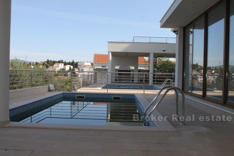 Рогозница, современная вилла с бассейном