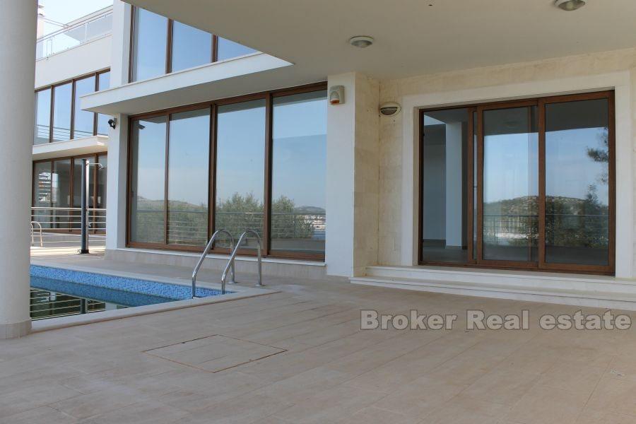 Рогозница, современная вилла с бассейном