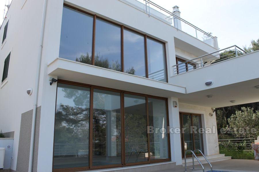 Рогозница, современная вилла с бассейном