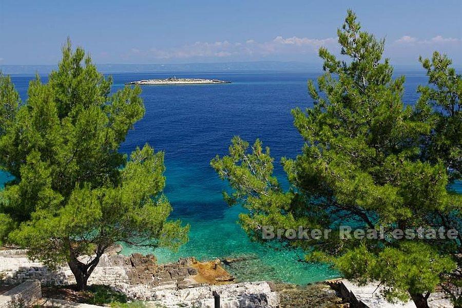 Ön Korcula, byggande land första raden till havet