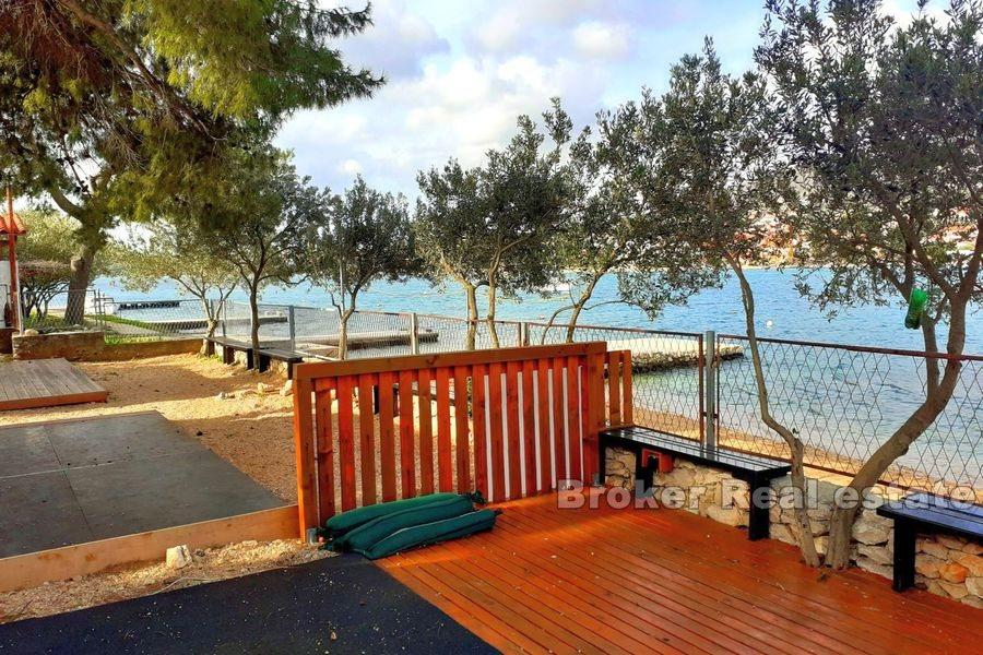 Рядом с Примоштеном, участок под застройку в первом ряду от моря