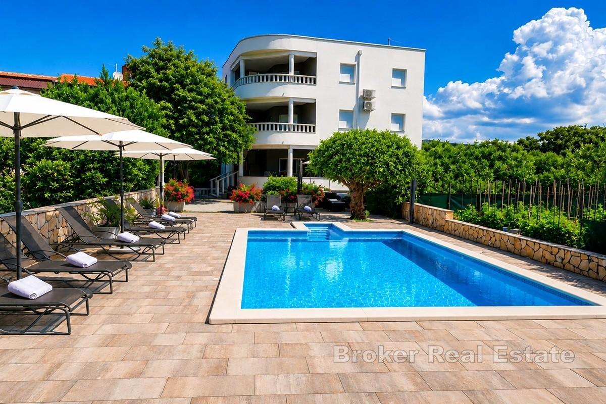 Rogoznica, willa z apartamentami w pierwszym rzędzie do morza i plaży
