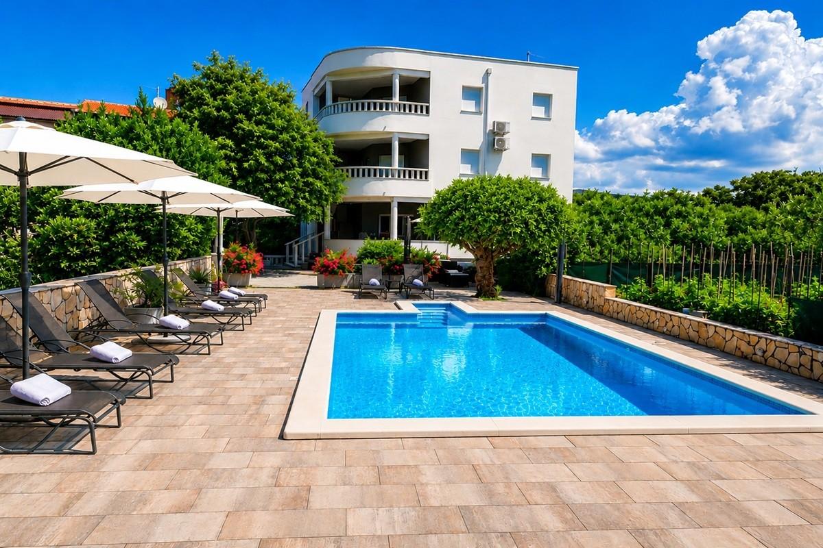 Rogoznica, willa z apartamentami w pierwszym rzędzie do morza i plaży