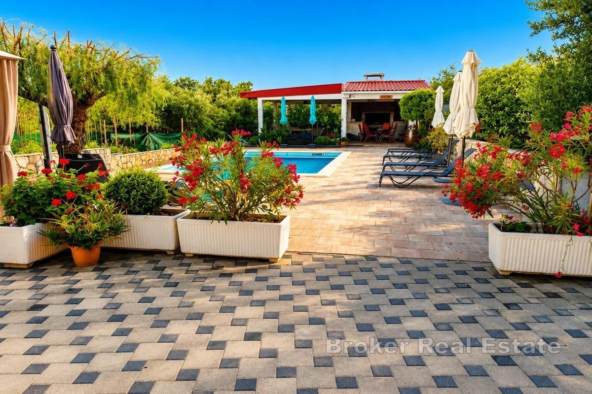 Rogoznica, willa z apartamentami w pierwszym rzędzie do morza i plaży