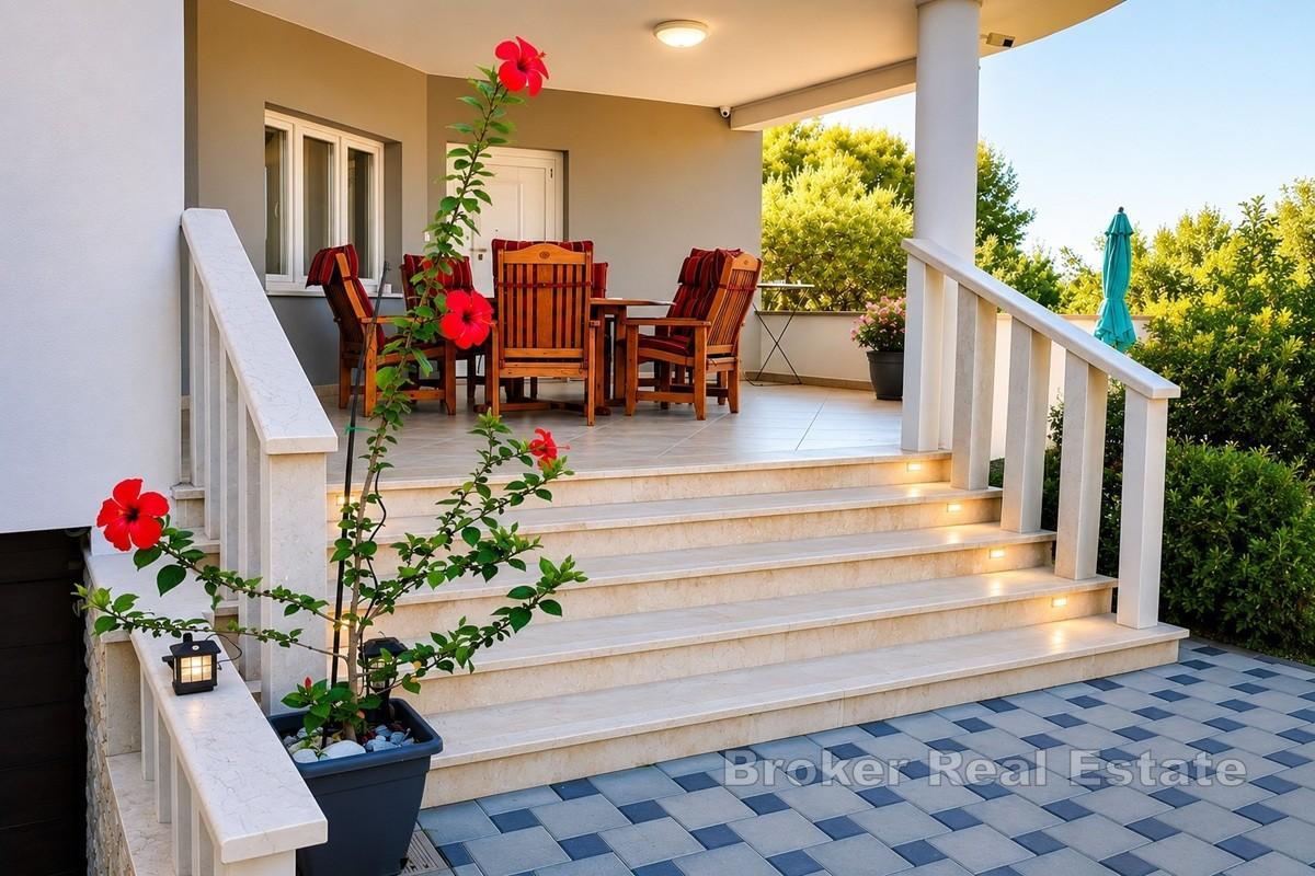 Rogoznica, willa z apartamentami w pierwszym rzędzie do morza i plaży