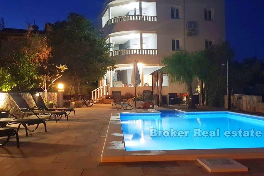 Rogoznica, willa z apartamentami w pierwszym rzędzie do morza i plaży