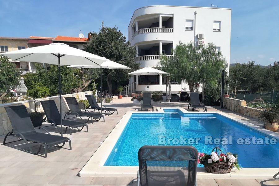 Rogoznica, willa z apartamentami w pierwszym rzędzie do morza i plaży