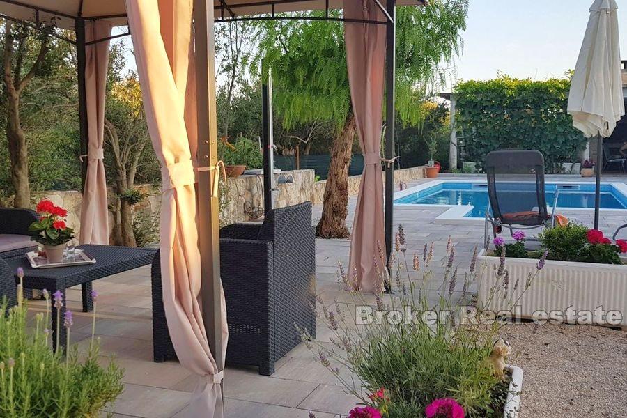 Rogoznica, willa z apartamentami w pierwszym rzędzie do morza i plaży