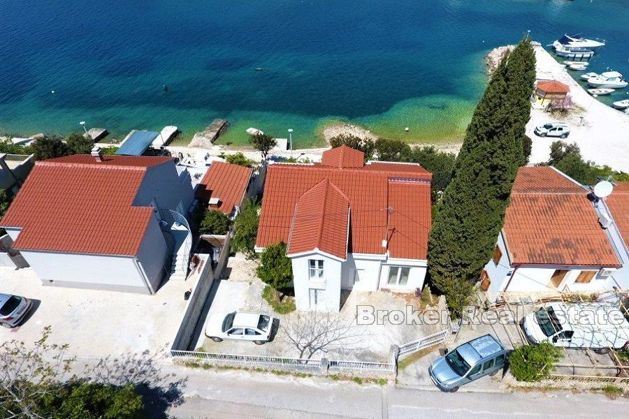 In der Nähe von Trogir, Haus erste Reihe zum Meer in attraktiver Lage