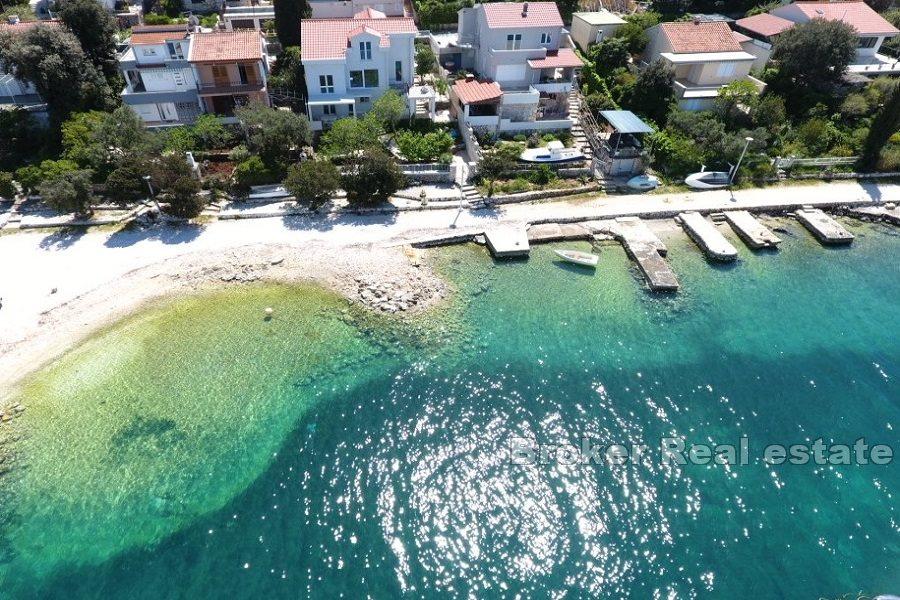 In der Nähe von Trogir, Haus erste Reihe zum Meer in attraktiver Lage