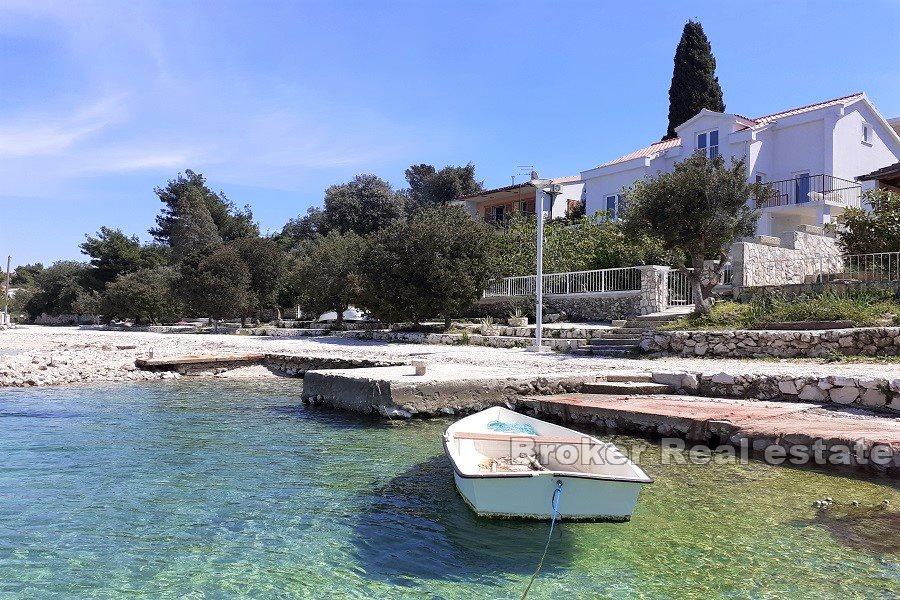 In der Nähe von Trogir, Haus erste Reihe zum Meer in attraktiver Lage