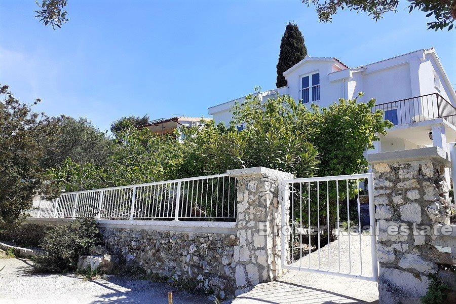In der Nähe von Trogir, Haus erste Reihe zum Meer in attraktiver Lage