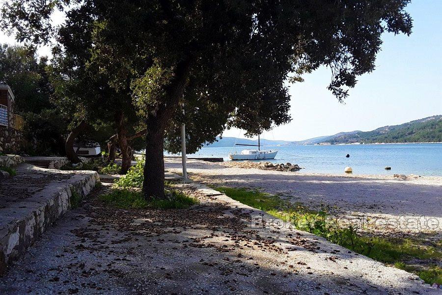 In der Nähe von Trogir, Haus erste Reihe zum Meer in attraktiver Lage
