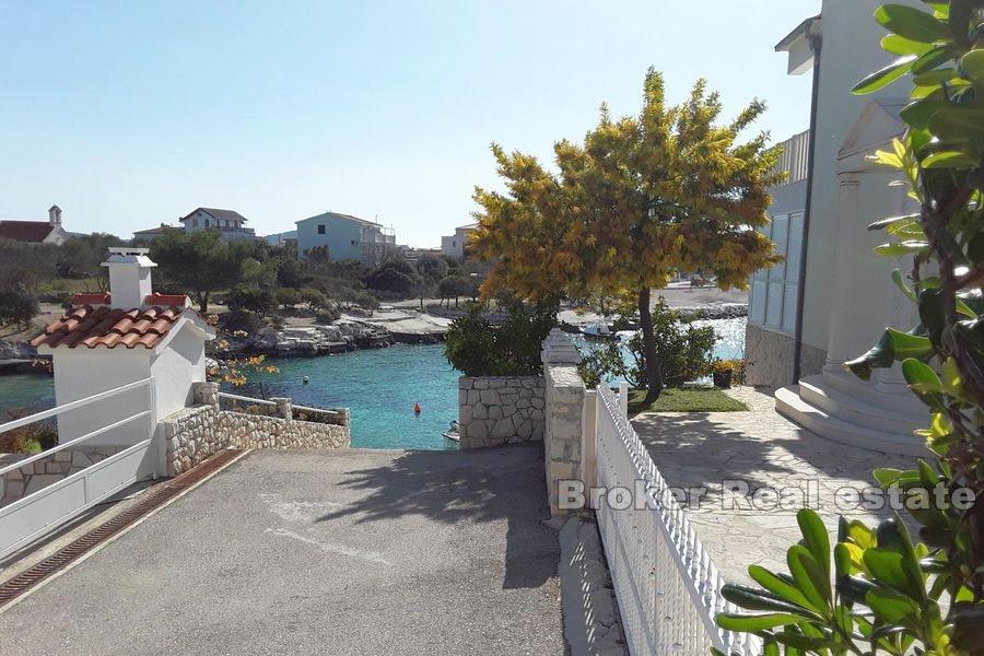 Rogoznica, ampio appartamento confortevole con giardino