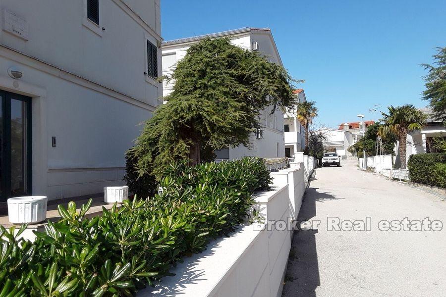 Rogoznica, veľký pohodlný apartmán so záhradou