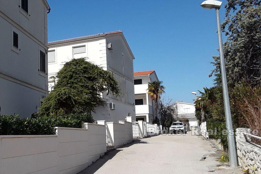 Rogoznica, veľký pohodlný apartmán so záhradou