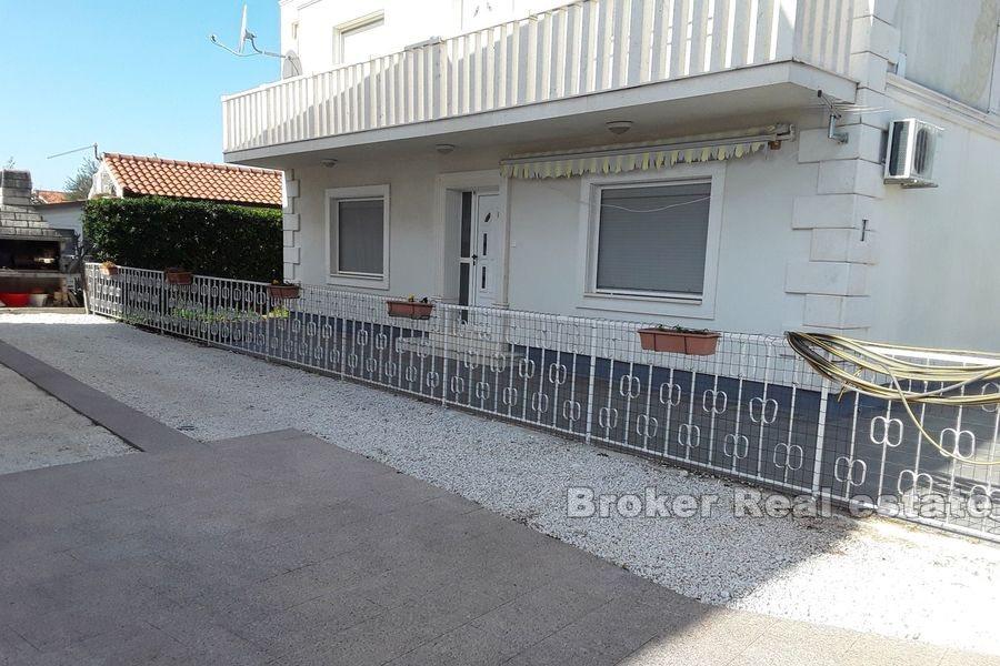 Rogoznica, veľký pohodlný apartmán so záhradou