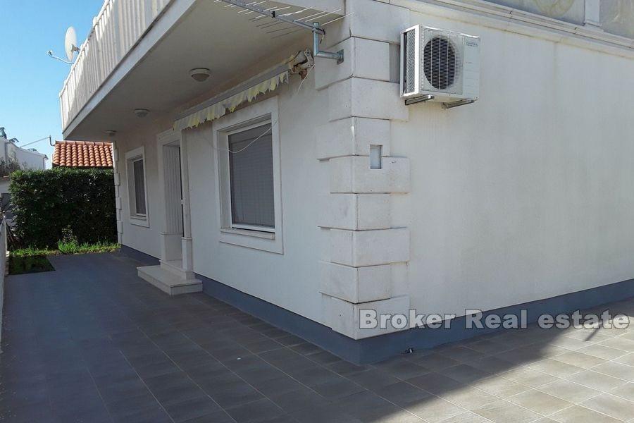 Rogoznica, ampio appartamento confortevole con giardino