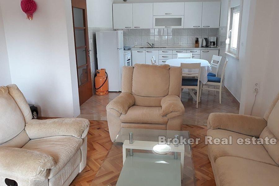 Rogoznica, ampio appartamento confortevole con giardino