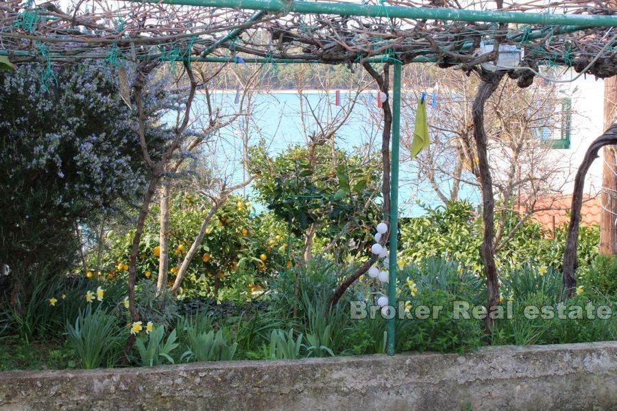 Rogoznica, stavební pozemky první řadě k moři