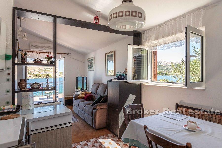 Примоштен - Дом в первом ряду от моря