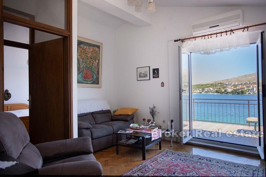 Примоштен - Дом в первом ряду от моря