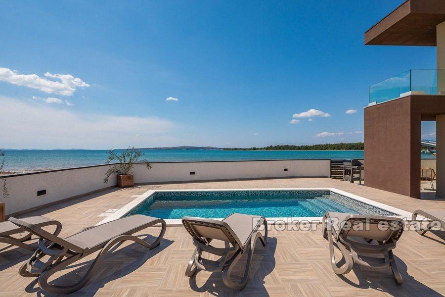 Blízko Zadaru - moderní vila první řady k moři