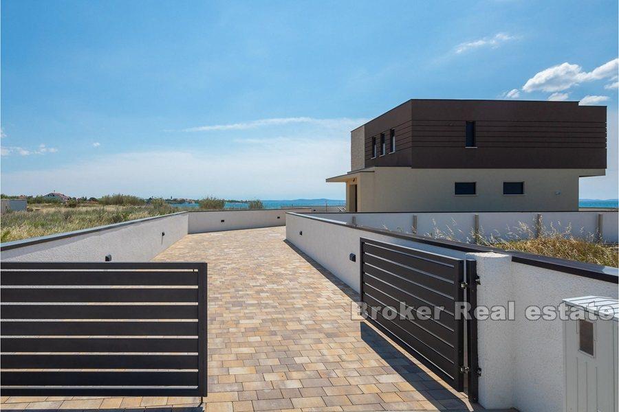 Blízko Zadaru - moderní vila první řady k moři