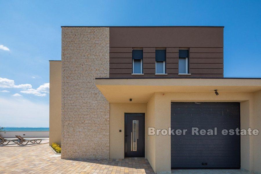 Blízko Zadaru - moderní vila první řady k moři