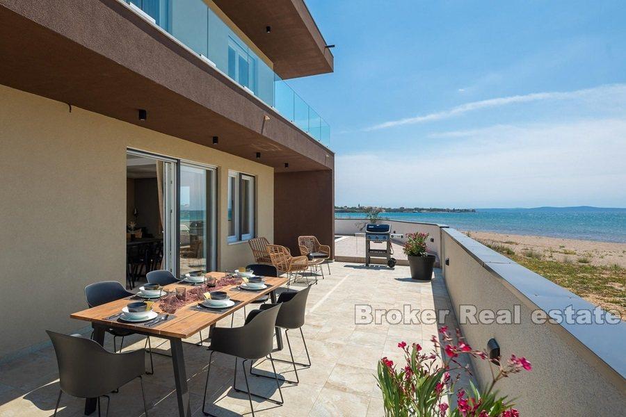 Blízko Zadaru - moderní vila první řady k moři