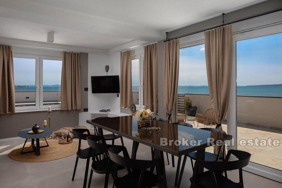 Blízko Zadaru - moderní vila první řady k moři