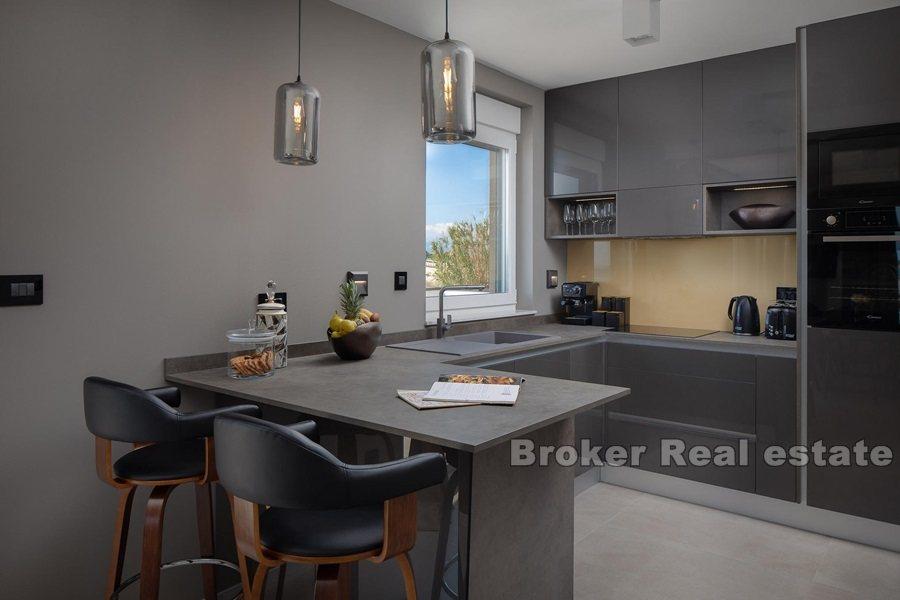 Blízko Zadaru - moderní vila první řady k moři