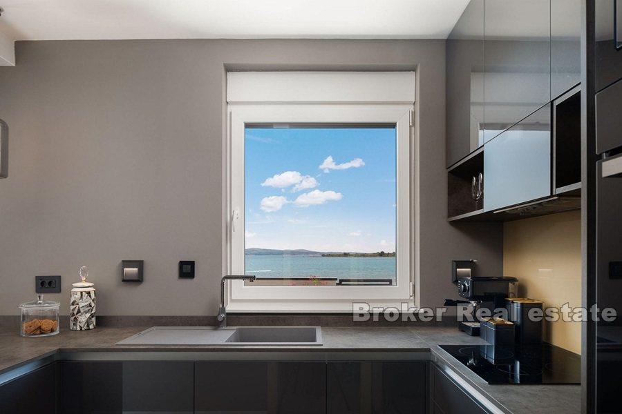 W pobliżu Zadaru - Nowoczesna willa w pierwszym rzędzie do morza