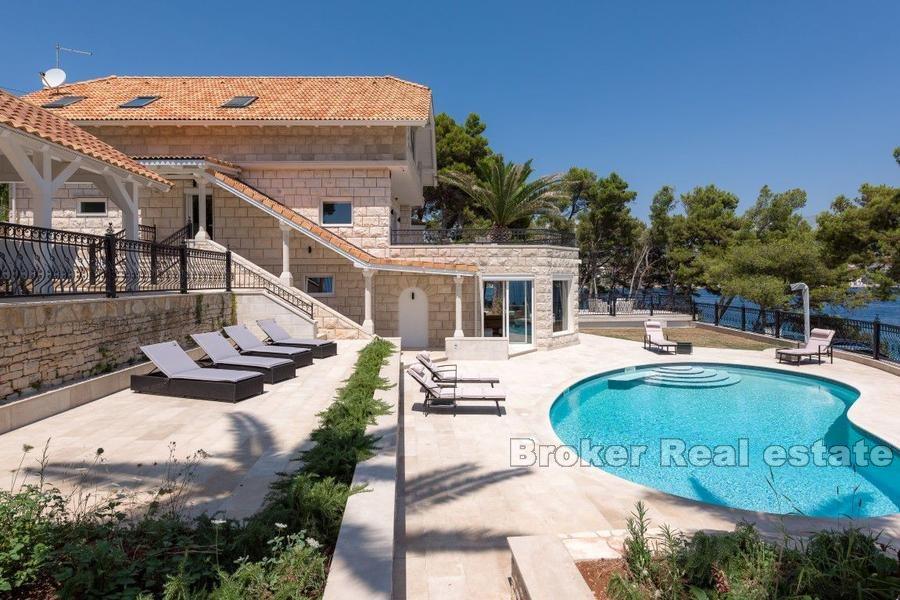 Île de Brac - Villa en pierre avec piscine, première rangée à la mer