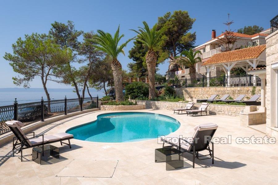 Île de Brac - Villa en pierre avec piscine, première rangée à la mer