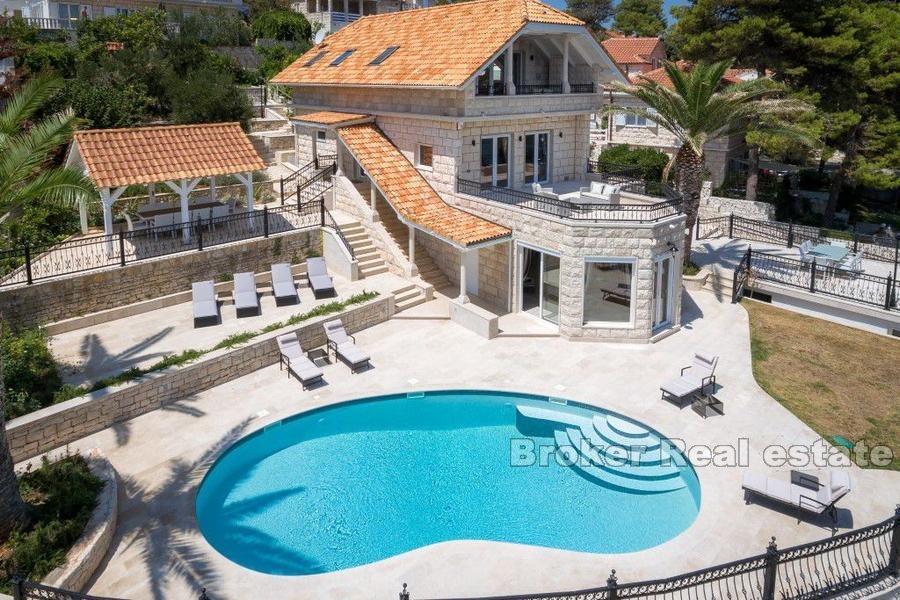Île de Brac - Villa en pierre avec piscine, première rangée à la mer