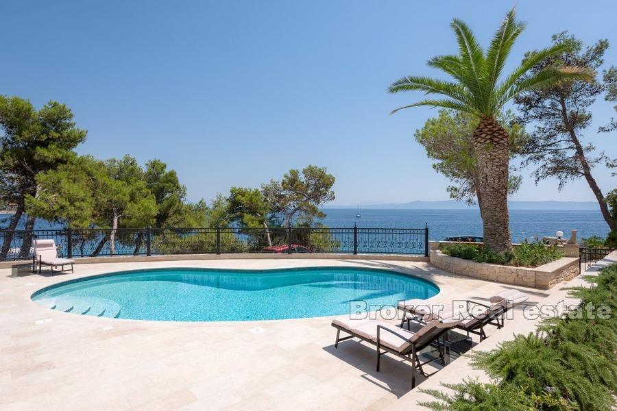 Île de Brac - Villa en pierre avec piscine, première rangée à la mer
