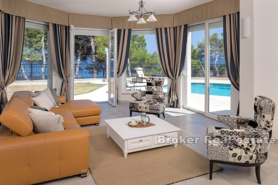 Île de Brac - Villa en pierre avec piscine, première rangée à la mer