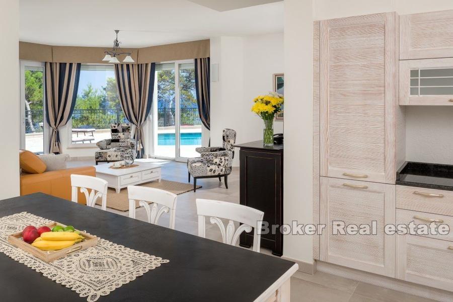 Île de Brac - Villa en pierre avec piscine, première rangée à la mer