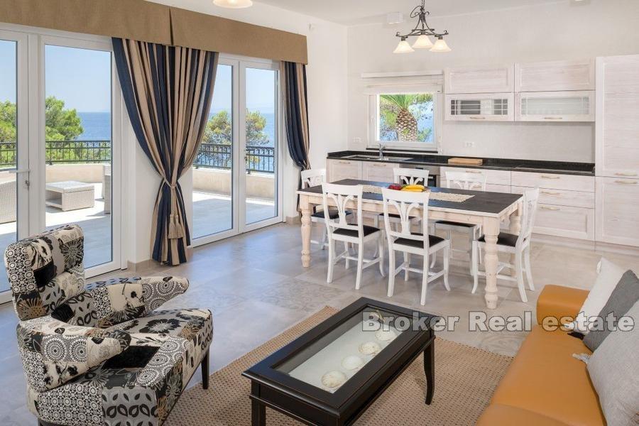 Isola di Brac - Villa in pietra con piscina, prima fila al mare