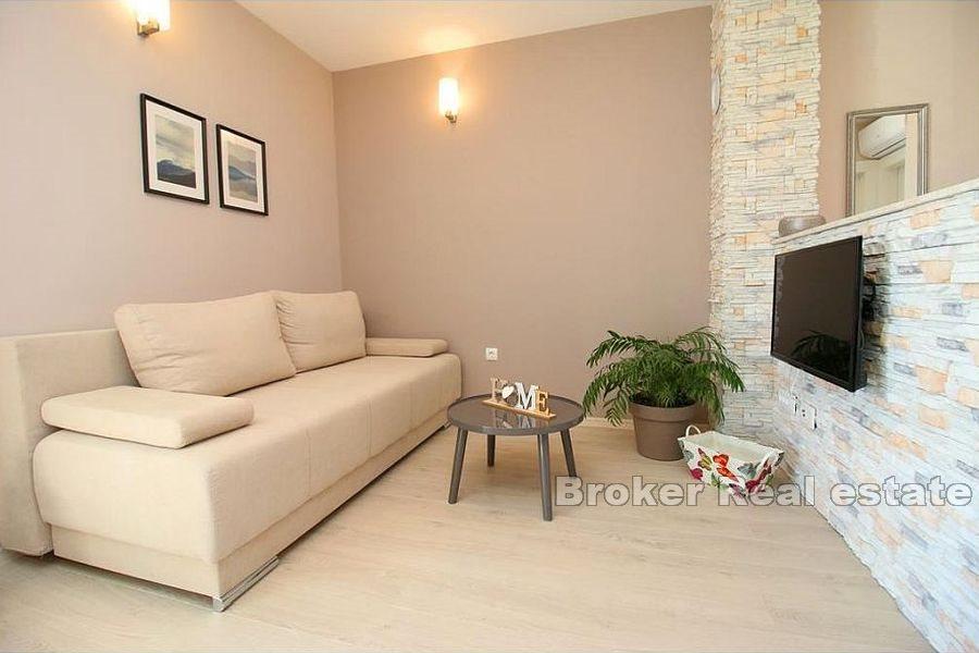 Rogoznica, kuća prvi red do mora