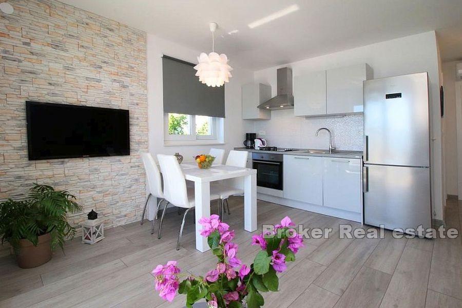 Rogoznica, kuća prvi red do mora