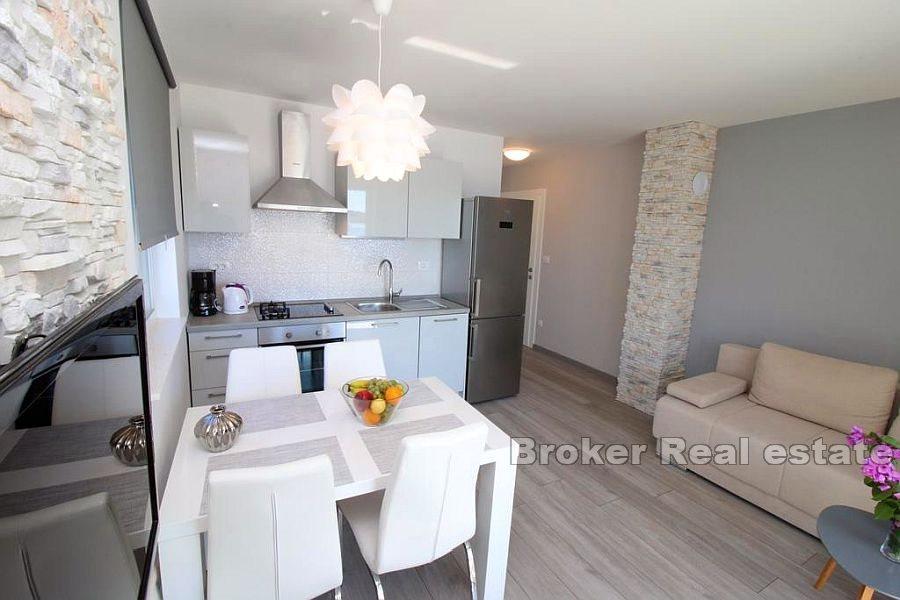 Rogoznica, kuća prvi red do mora