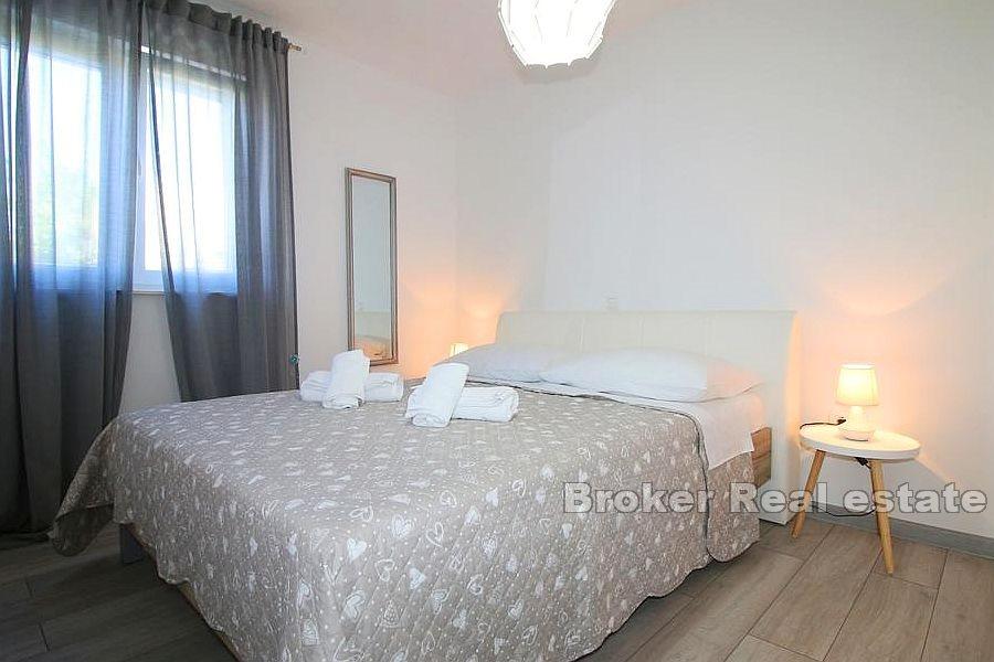 Rogoznica, kuća prvi red do mora