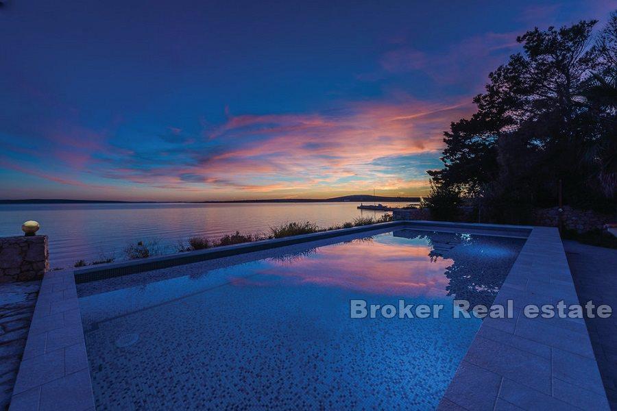 Wyspa Pag - Nowo wybudowana willa, pierwszy rząd do morza