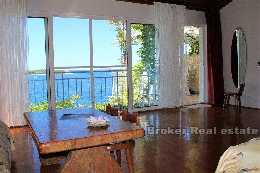 Primosten - Hus i første rad til sjøen