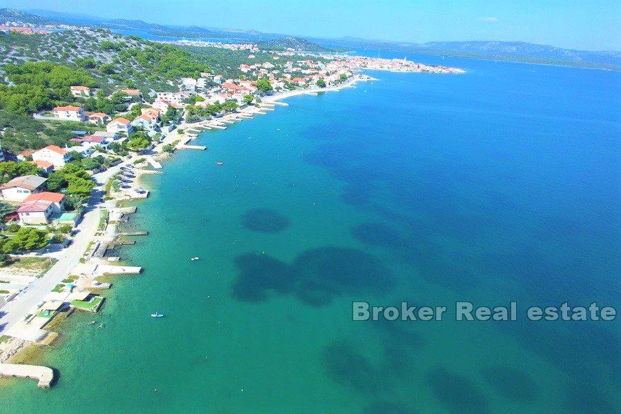 Île de Murter - Deux maisons au premier rang de la mer