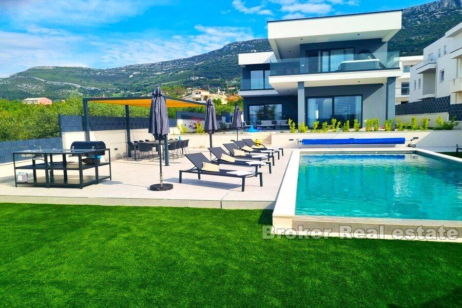 Kastela - Nybyggd villa med pool och havsutsikt
