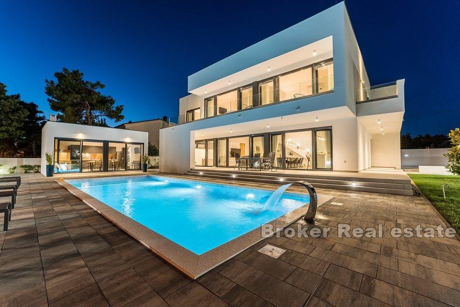 Nedaleko Zadaru - Moderní vila v první řadě k moři