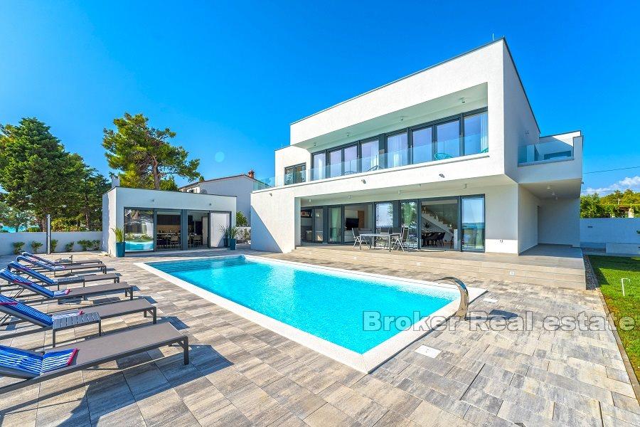Nedaleko Zadaru - Moderní vila v první řadě k moři